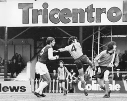 Peter Anderson heads in