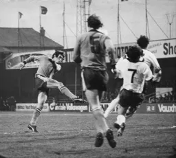 Jimmy Ryan fires in a shot