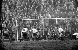 Bobby Thompson guards the line