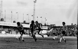 Rodney Fern goes for goal