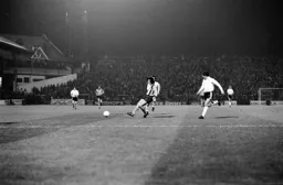 Peter Anderson lays the ball off