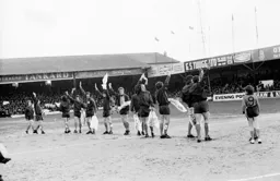 Thanking the crowd before the start