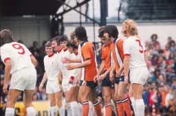 Luton players infiltrate a Liverpool wall