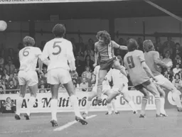 Peter Anderson heads wide