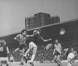 Peter Anderson flashes a header wide