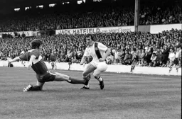 Gordon Hindson evades a lunging tackle