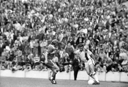 Bobby Thomson moves down the wing