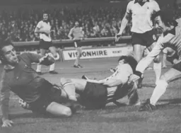 Peter Anderson dives in