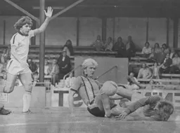 Ron Futcher fights for a loose ball