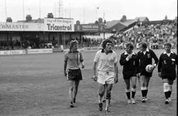 Andy King has a chat to the officials at the of the match