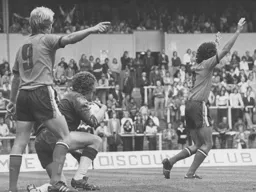 Luton players appeal to the ref