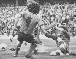 Peter Anderson lays the ball off