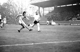 Andy King beats Bobby Moore