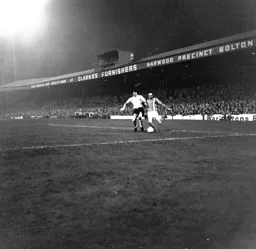 Jim Ryan outnumbered in the box (3)