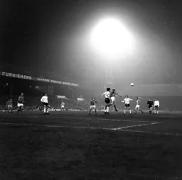 Jim Ryan outnumbered in the box (4)