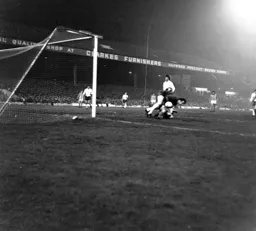 Jim Ryan outnumbered in the box (6)