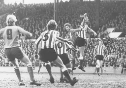 Andy King puts pressure on the Sunderland defence