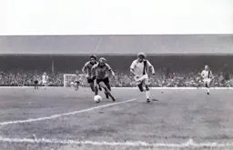 Alan West rounds two defenders