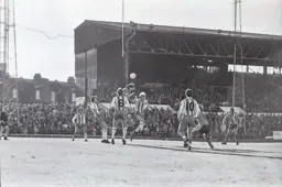 Dixie Deans surrounded by defenders