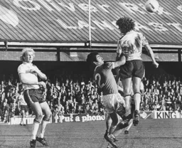 Phil Boersma misses the ball