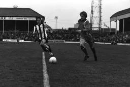 David Carr moves into the box