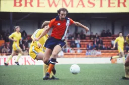 Bob Hatton wins the ball