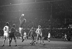 Crewe keeper with an easy catch