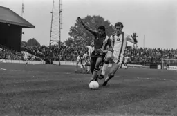 Brian Stein makes the ball first