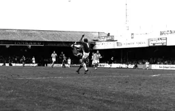 United keeper takes out Luton attacker