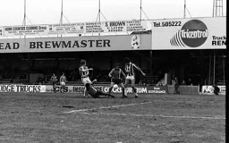 Bob Hatton tries to get a shot away