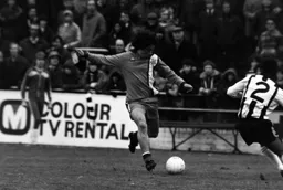 Barry Silkman crosses