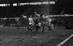 Steve Taylor diving header