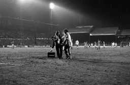 David Moss carried off with ankle injury