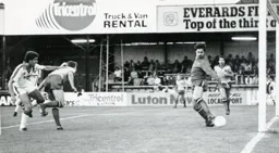 Steve White watches an effort go wide