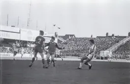 David Moss gets the ball across