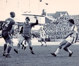 David Moss plays the ball through