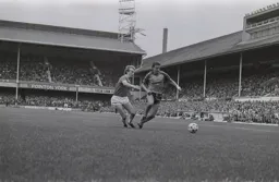 David Moss goes by on the outside