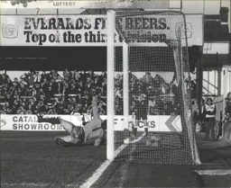 A penalty secures a 1-0 win