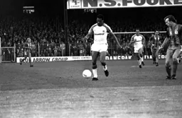 Brian Stein moves through the middle