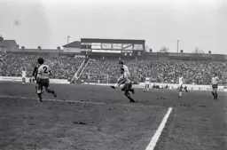 David Moss shoots from distance