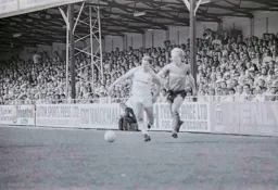 David Moss watched by a packed Bobbers Stand