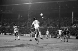 Mal Donaghy gets above Hammers defence