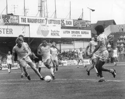 Brian Stein chases a through ball