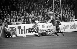 Brian Stein takes on two defenders