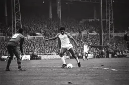 Ricky Hill approaching the Arsenal box