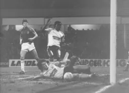 An early chance. Frank Bunn cannot quite make a connection