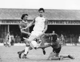 Trevor Aylott tries to get around the Swansea keeper
