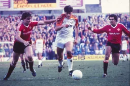 Frank Bunn tries to burst through the United rearguard