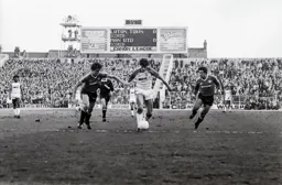 Frankie Bunn moves between two United defenders