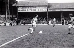 Mark Stein cuts into the box to confront Peter Reid